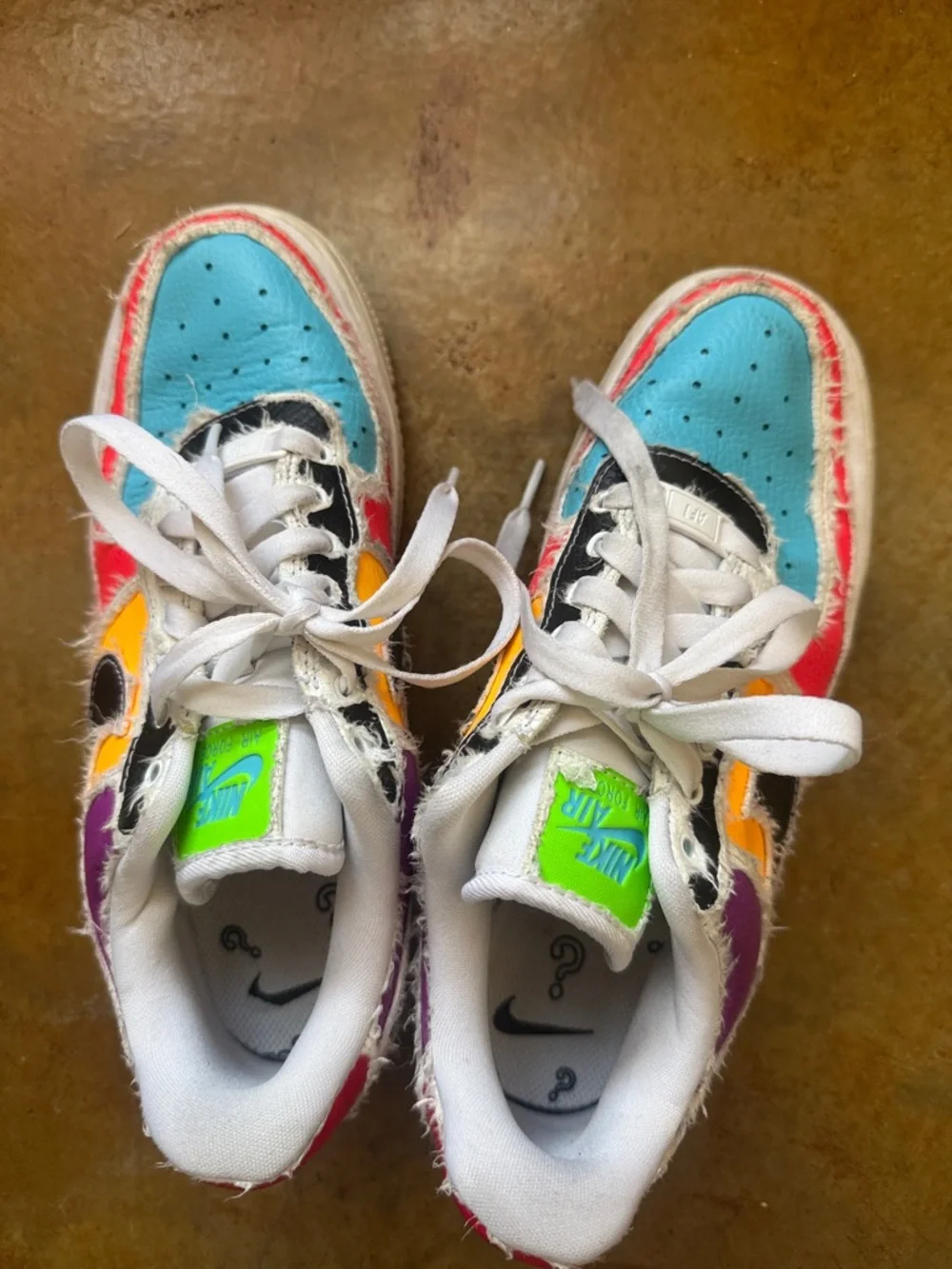 Nike "Tear Away" sneakers, such as the Air Force 1
'Reveal', - Picture 1 of 4